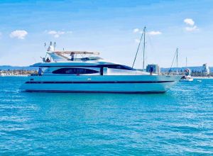 Million dollar Luxury 90ft yacht in Gold Coast - Casino Accommodation